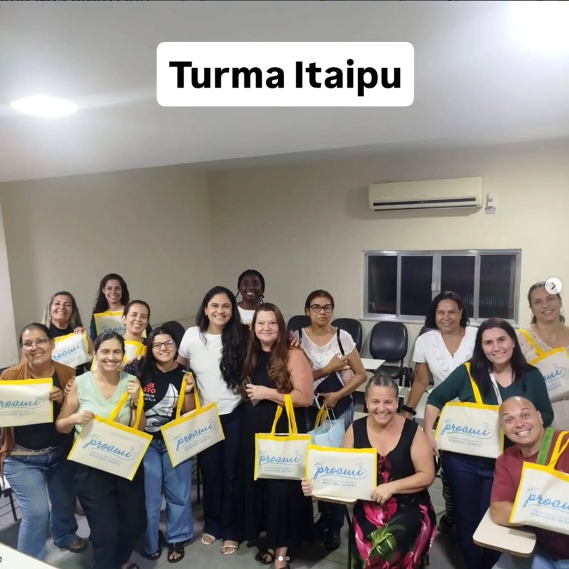 Turma Itaipu do Proami reunida sorrindo com sacolas personalizadas Proami
