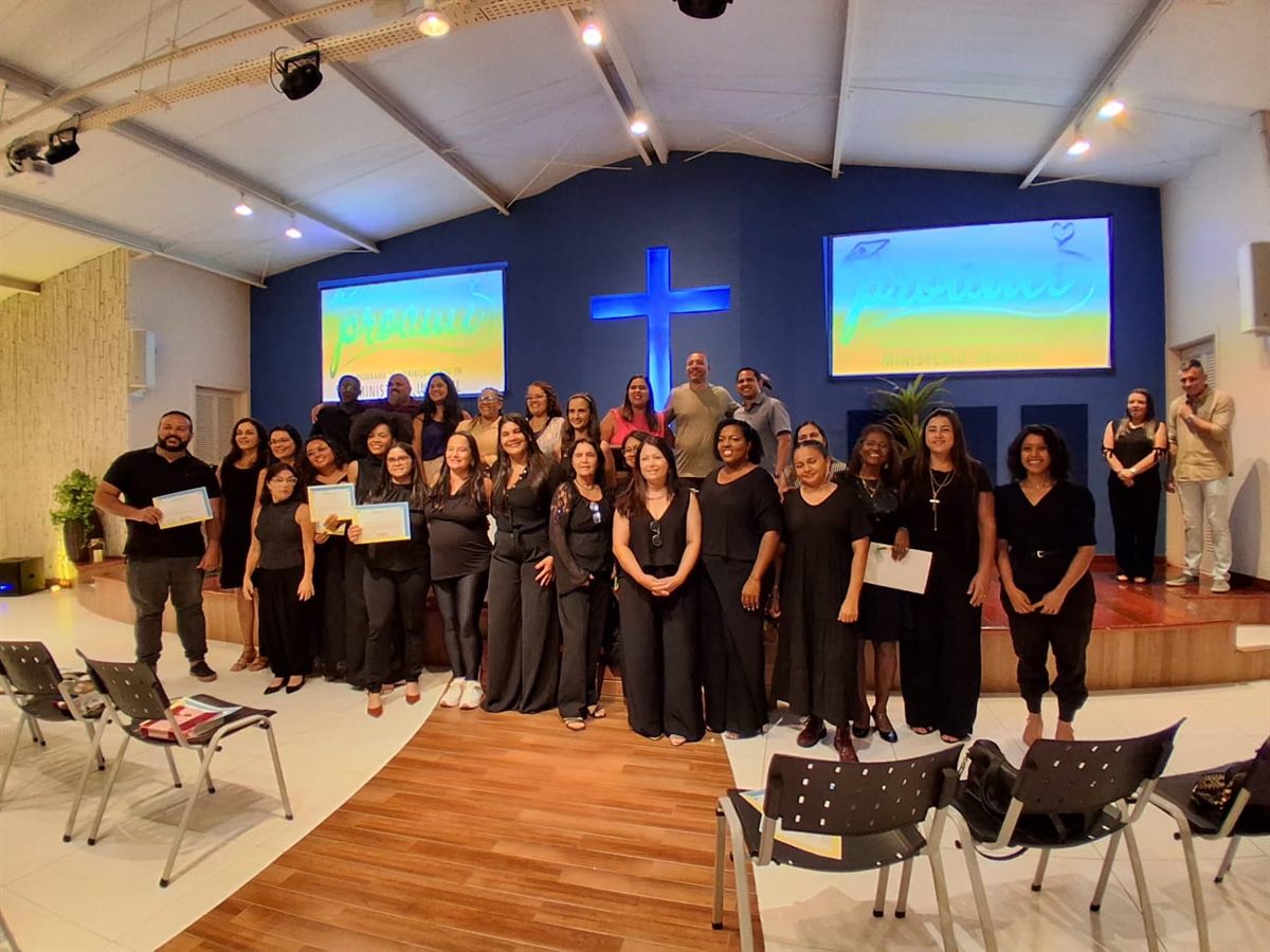 Cerimônia de formatura do Proami em capela, com o logo projetado ao fundo