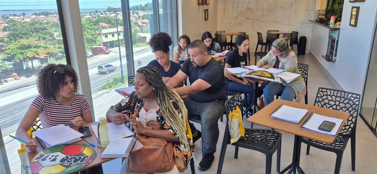 Turma do Proami estudando reunida em espaço com vista para a cidade