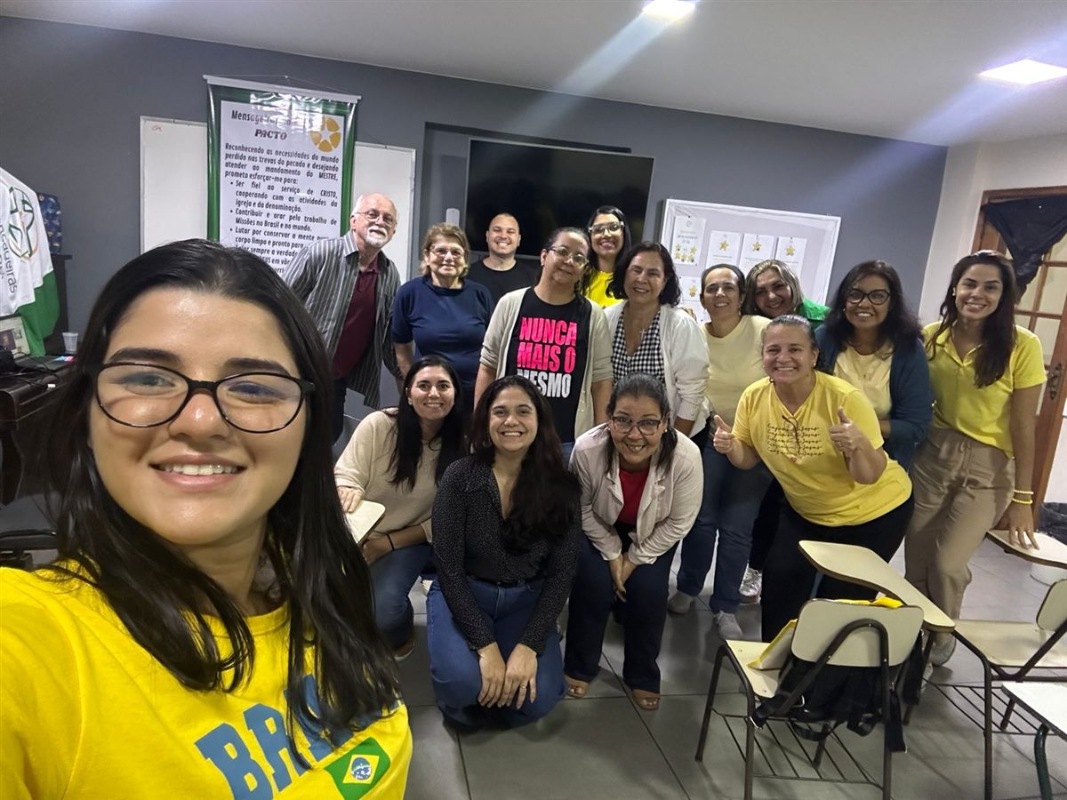 Turma do Proami em confraternização, com camisetas amarelas