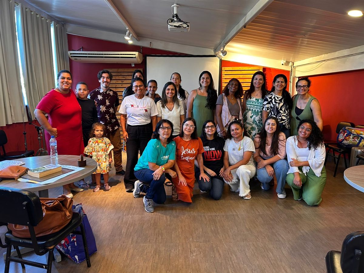 Turma do Proami reunida em salão para foto em grupo