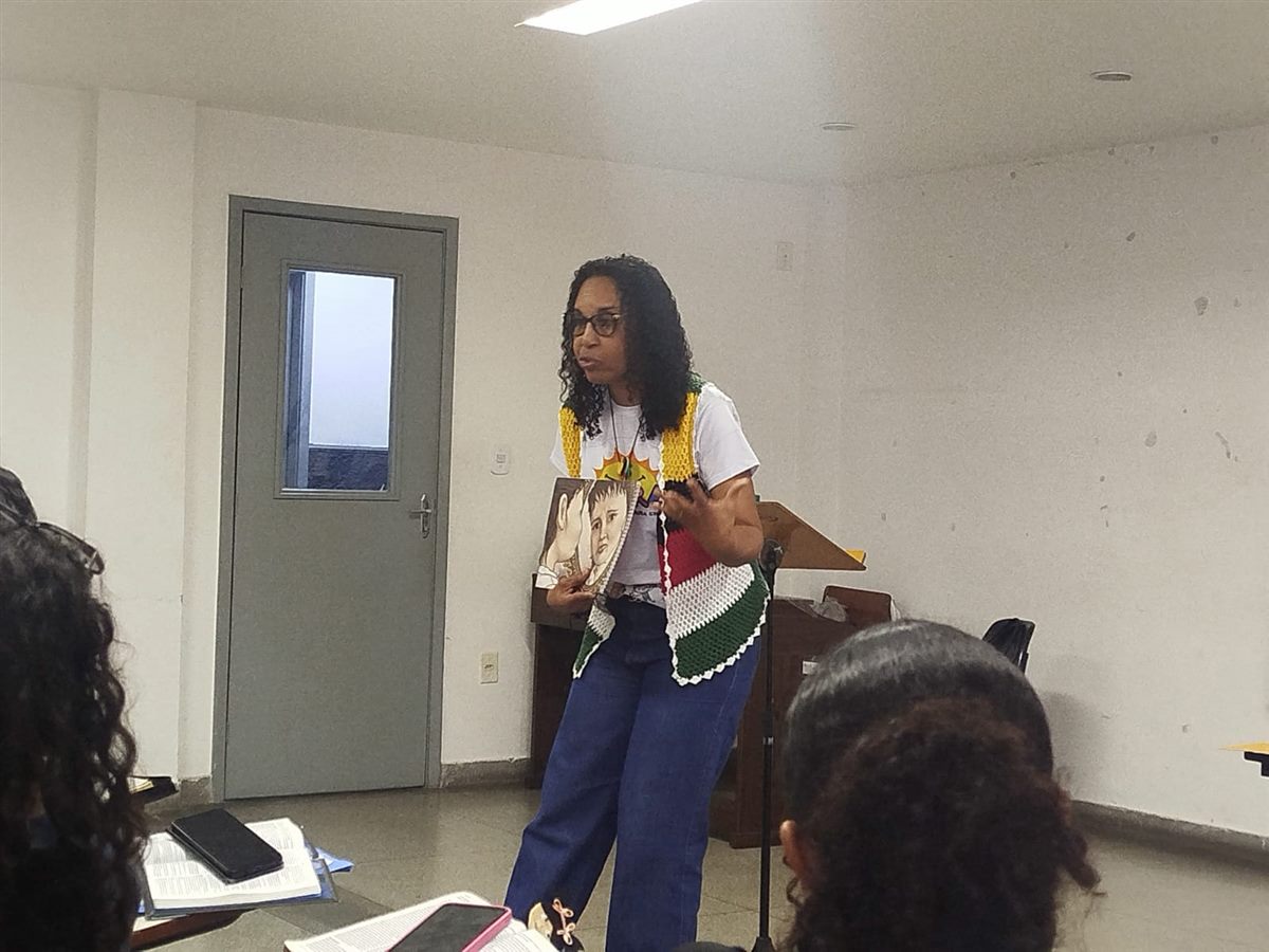 Professora do Proami apresentando recurso pedagógico em aula