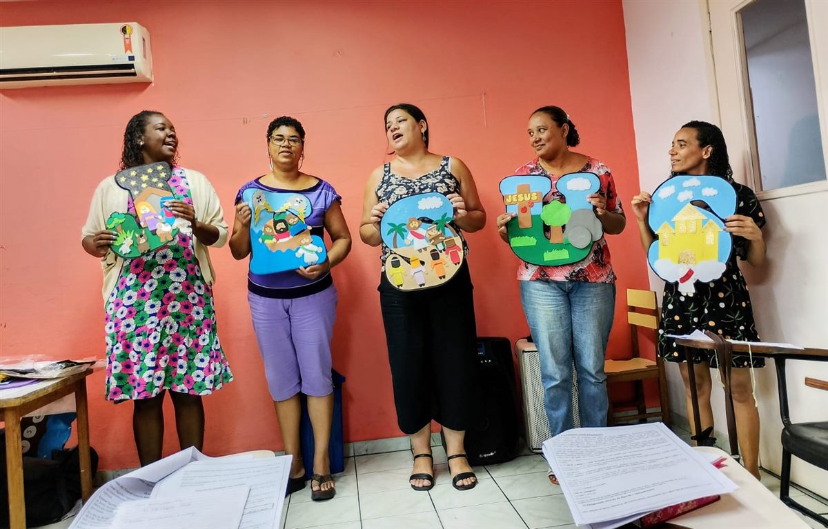 Alunas do Proami apresentando recursos pedagógicos com histórias bíblicas