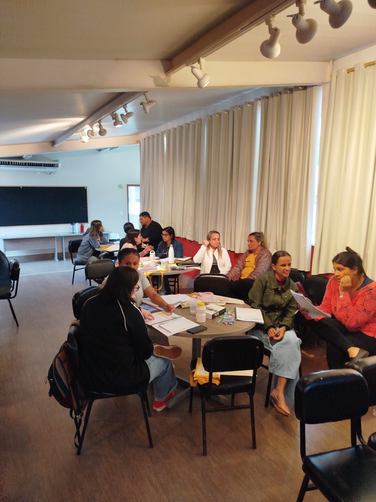 Alunos do Proami estudando em roda durante aula presencial