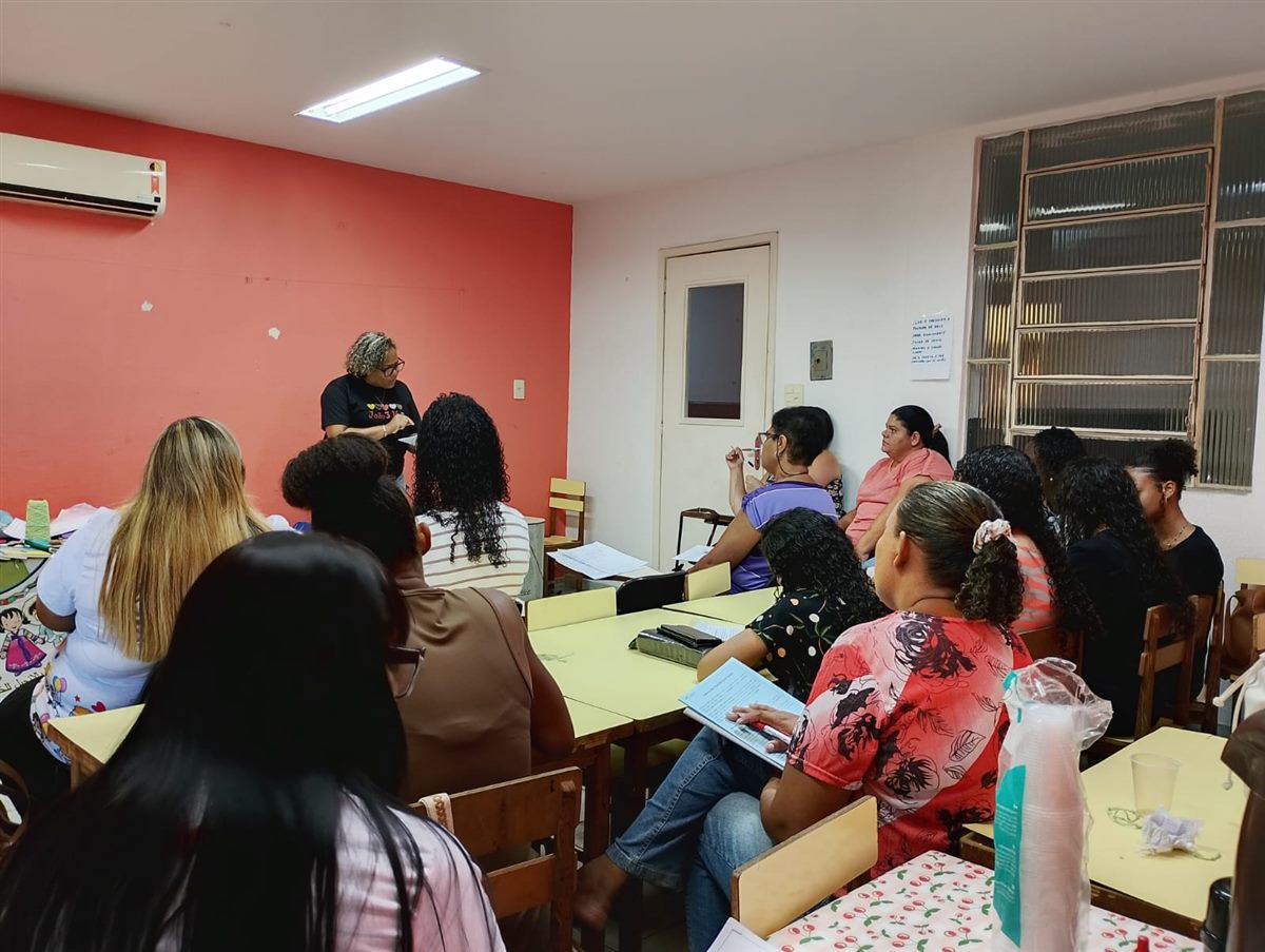 Turma do Proami assistindo à aula em sala de estudo
