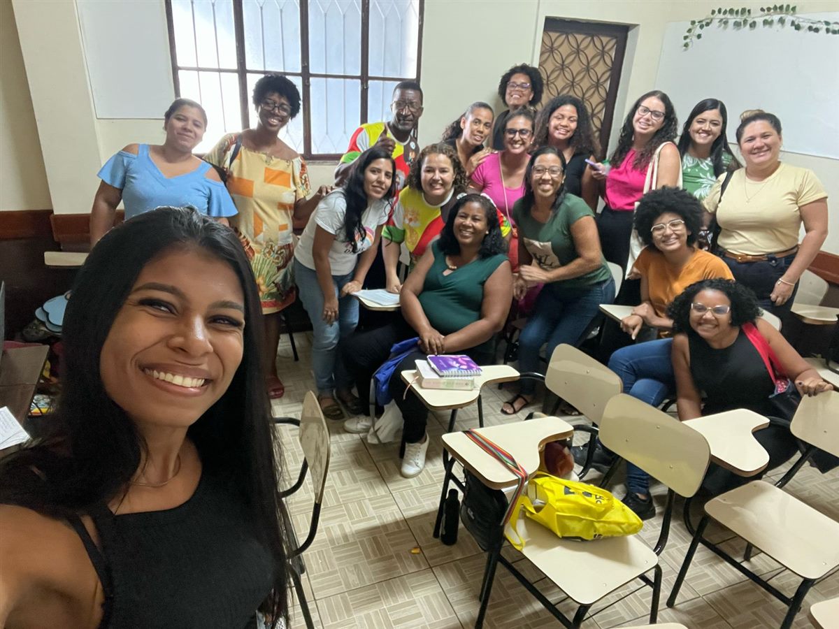 Turma do Proami reunida para selfie em sala de aula com carteiras