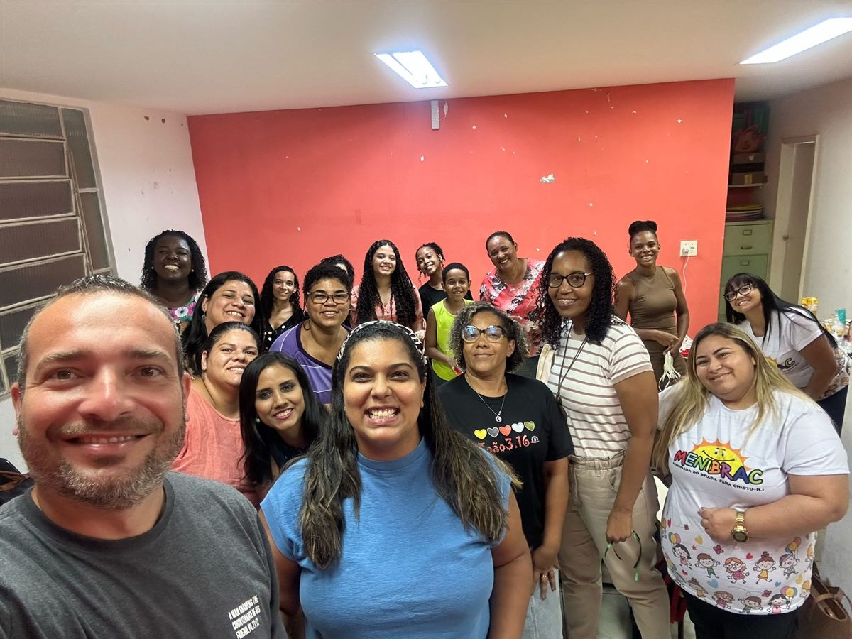 Turma do Proami reunida para selfie em sala de aula